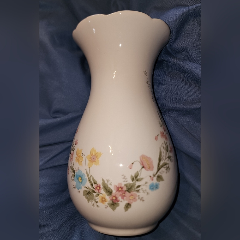 9 Inch Leart Vase with Beautiful Flower Design Painted on ♡